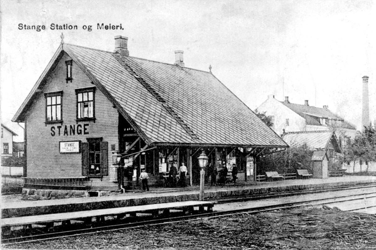 Anno Domkirkeodden, EKSTERIØR: STANGE JERNBANESTASJON, STANGE MEIERI, POSTKORT.