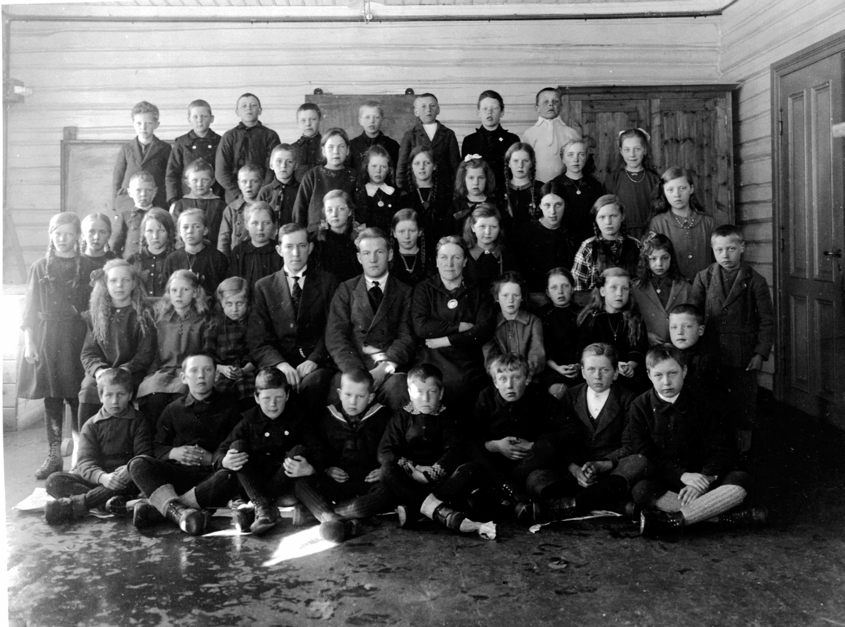 Anno Domkirkeodden, Elever og lærere ved Fagernes skole, Næroset, Ringsaker. Se baksiden av foto for navn.