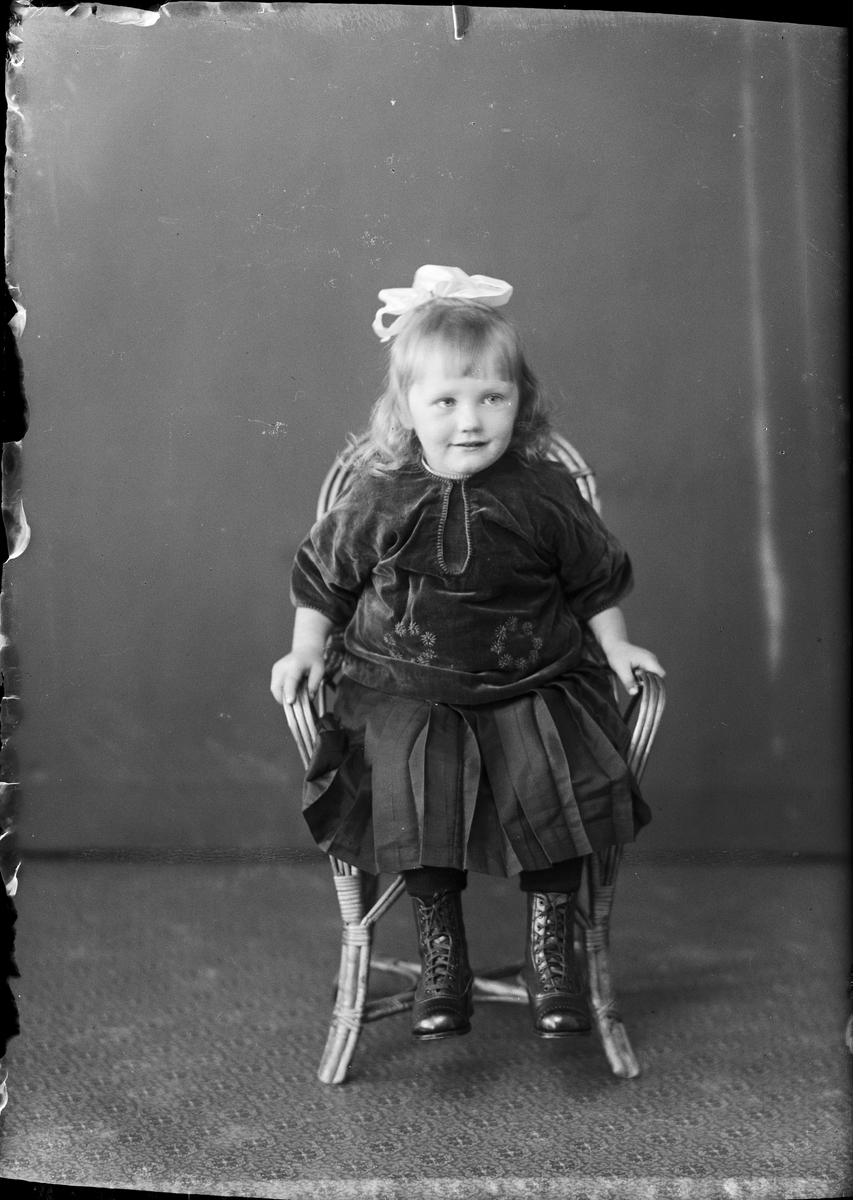 Skötsner-Edhlund, Barn till Lilly Jansson från Malsättra, Harg socken, Uppland 1923