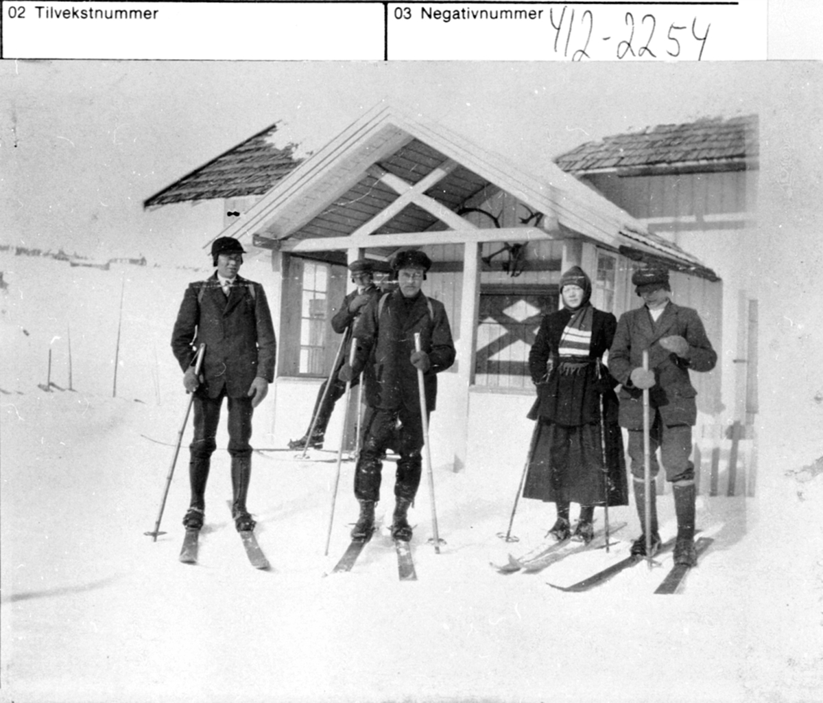 Anno Domkirkeodden, Skiløpere foran hytte på Sjusjøen, Ringsaker. Gudbrand Aasen f.1889, Gunnar Kinde f.1891, Aslaug Aasen f.1898, Ola Aasen. Bak er ukjent.