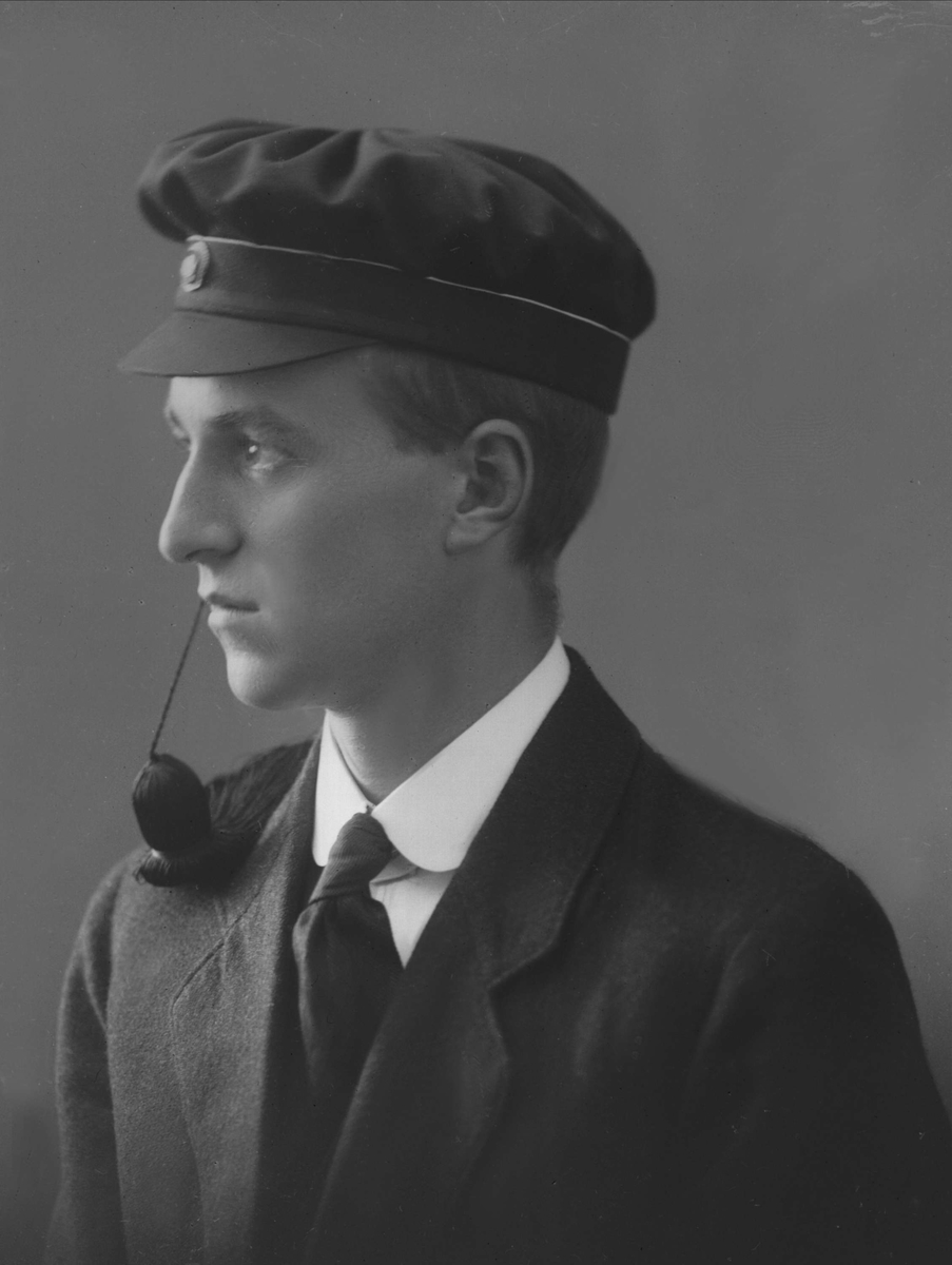 Gustav Borgen, Portrett, mann med studentlue. Sigvardt Wennevold.