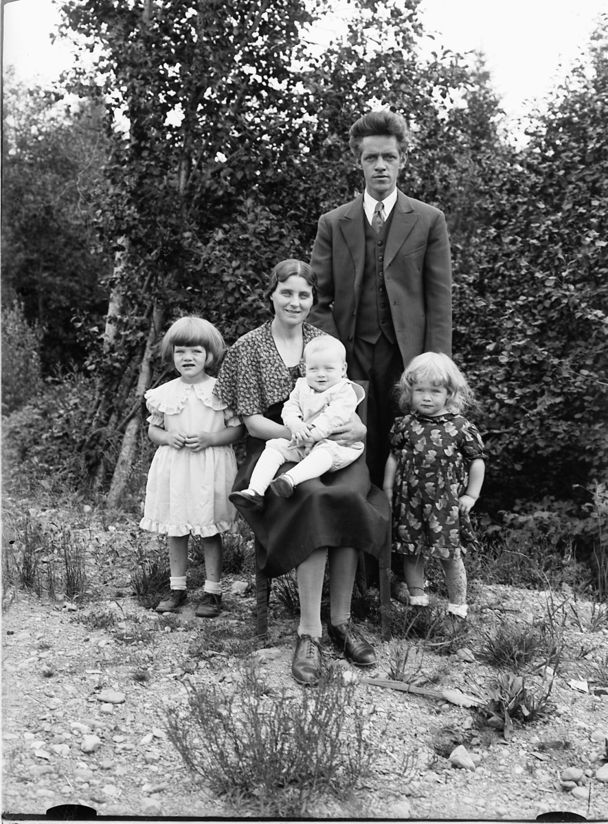 Simen Baardseth, Helga (f. Åsbrein) og Even Baardseth, og deres barn Svanhild (g. Syljuberget), Mathias (på fanget) og Reidun.