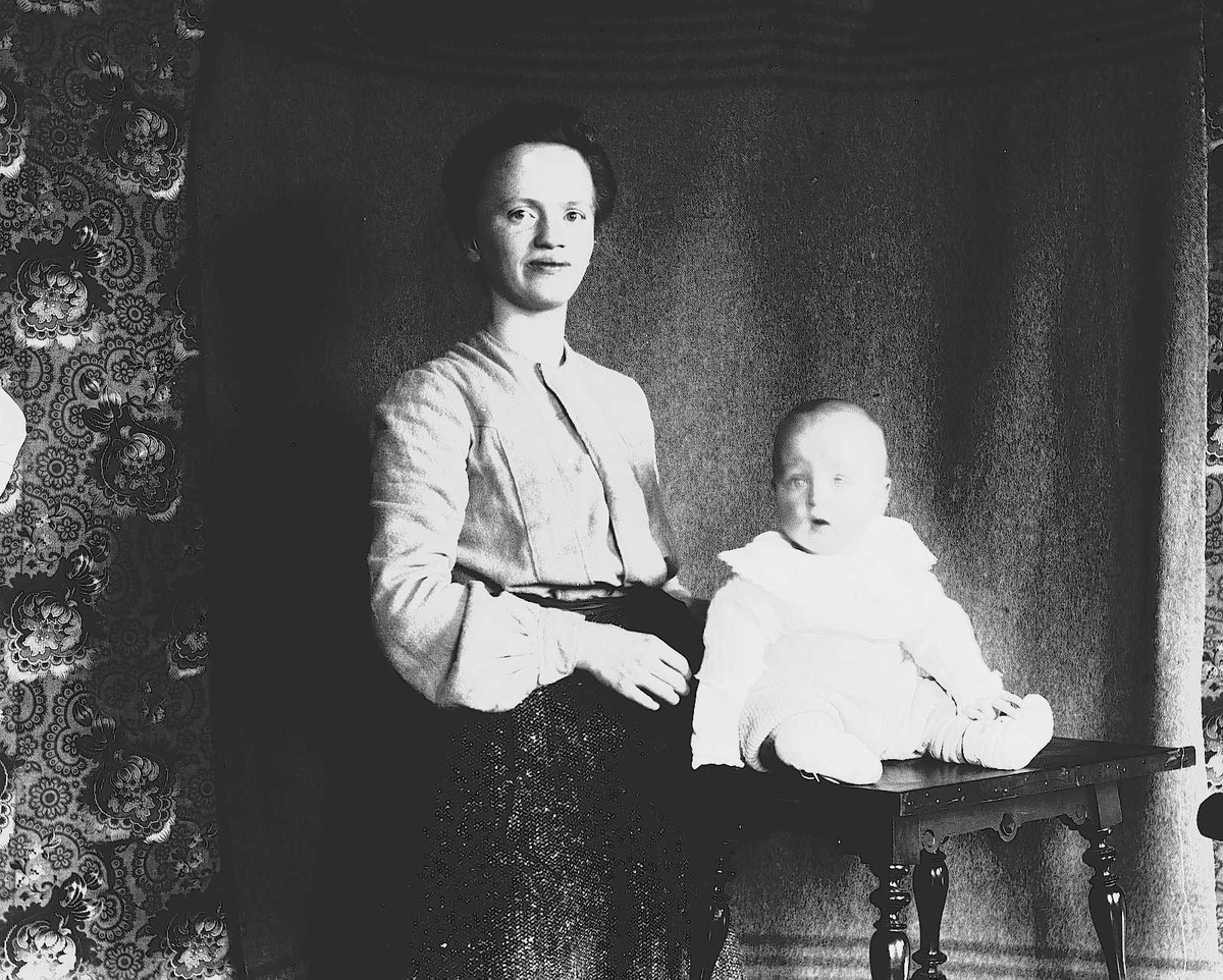 Axel Quinsgaard Wiborg, Margrethe Q. Wiborg med Halvor Nicolai, Munkedamsveien 3, Oslo, mars 1903.