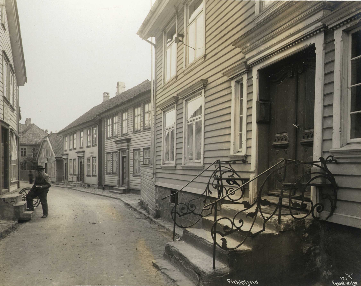 Anders Beer Wilse, Gateparti, Flekkefjord, Vest-Agder. Smijernsgelender i forgrunnen. Fotografert 1912.