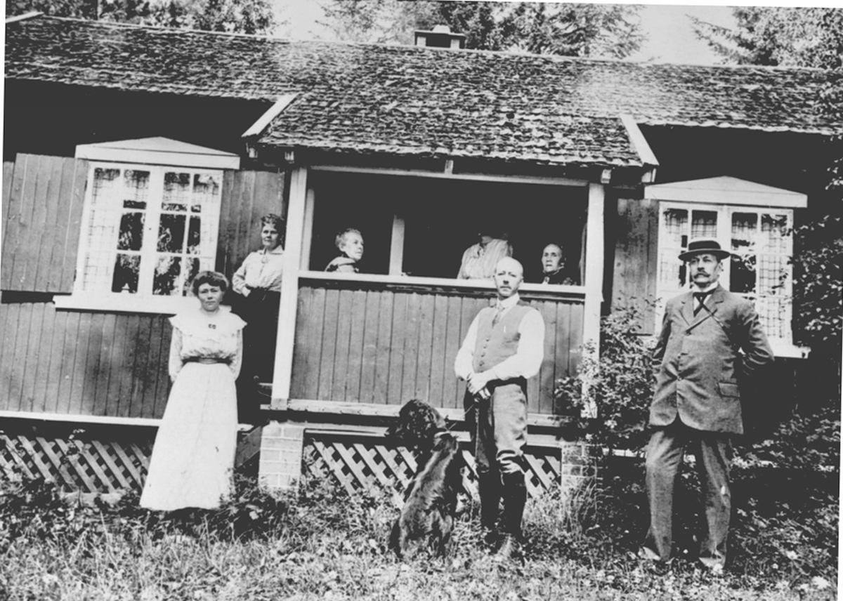 Anno Domkirkeodden, Gruppe utenfor hytte.