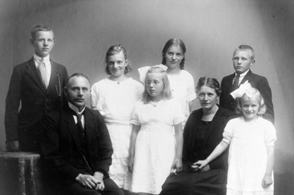 Anno Domkirkeodden, Familien Hals. Fra venstre er John (1905-1977), far John (1870-1948), Antonette Mathilde f.1908, Ingeborg Fredrikke (1911-1968), Johanne (1909-1983), mor Ingeborg Fredrikke (1882-1972), Hans Kristian (1906-1995), Gudveig f.1915.
