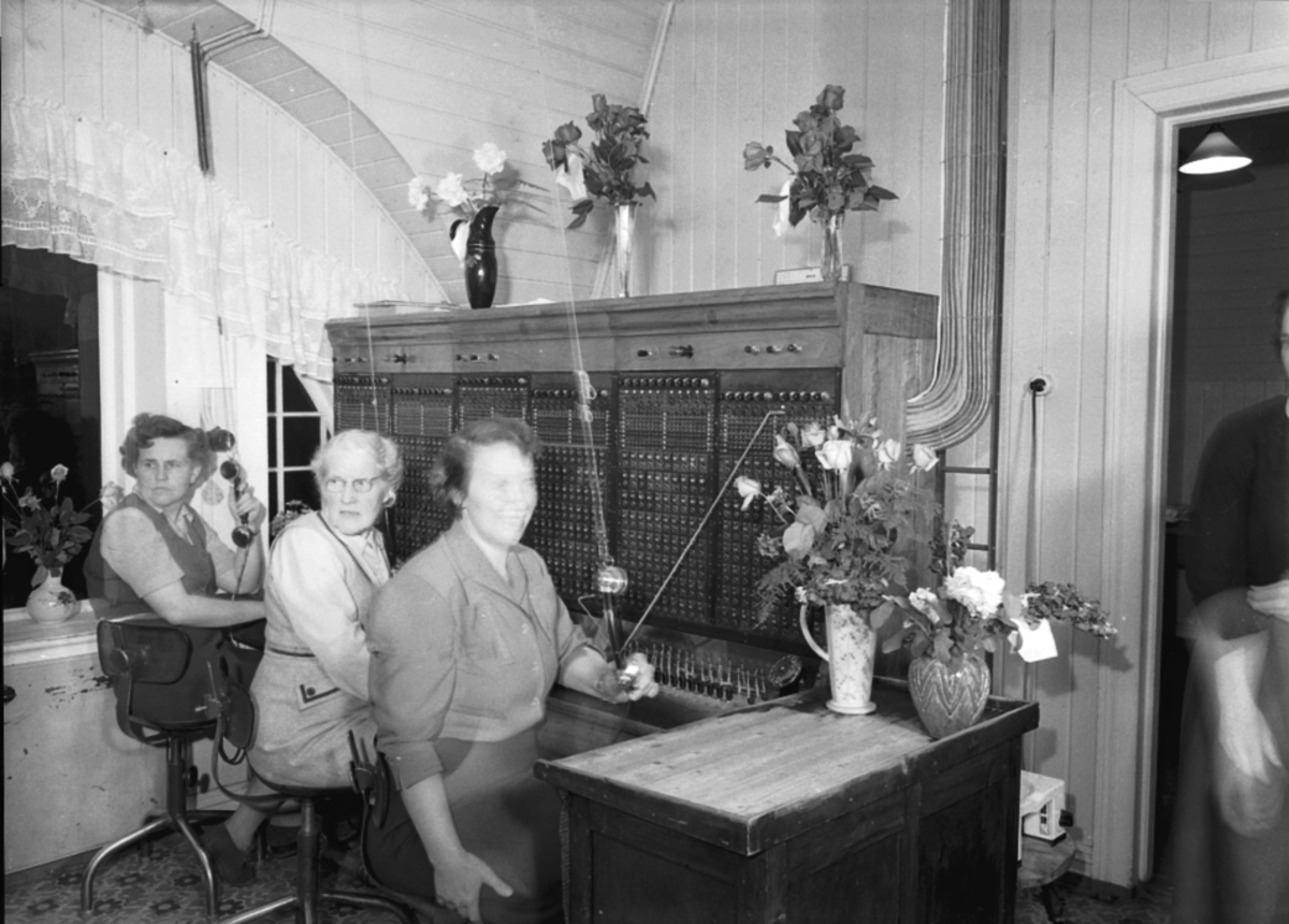 Anno Domkirkeodden, Telefonsentralen på Stange avslutningsdagen i 1957. F. v. Ragnhild Ust, Bestyrerinne Helga Gjester og Aslaug Fjeld. Sentralbord. Stange Telefonsentral, Heggesheim.