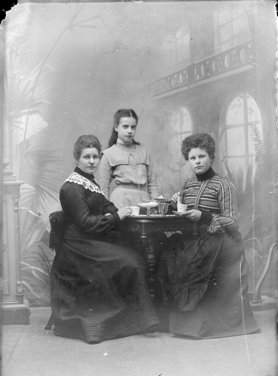 Henri Osti's Fotografiateliér, Ateljéporträtt - Emma Osti och två flickor, Uppsala 1894