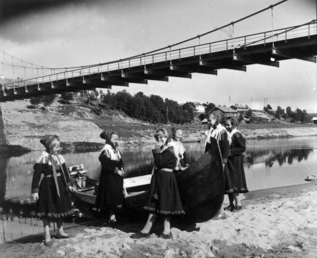 Virginia Raymond Davidson, Karasjokjenter ved båten på stranda den dagen kong Olav besøkte Karasjok. Juli 1959.