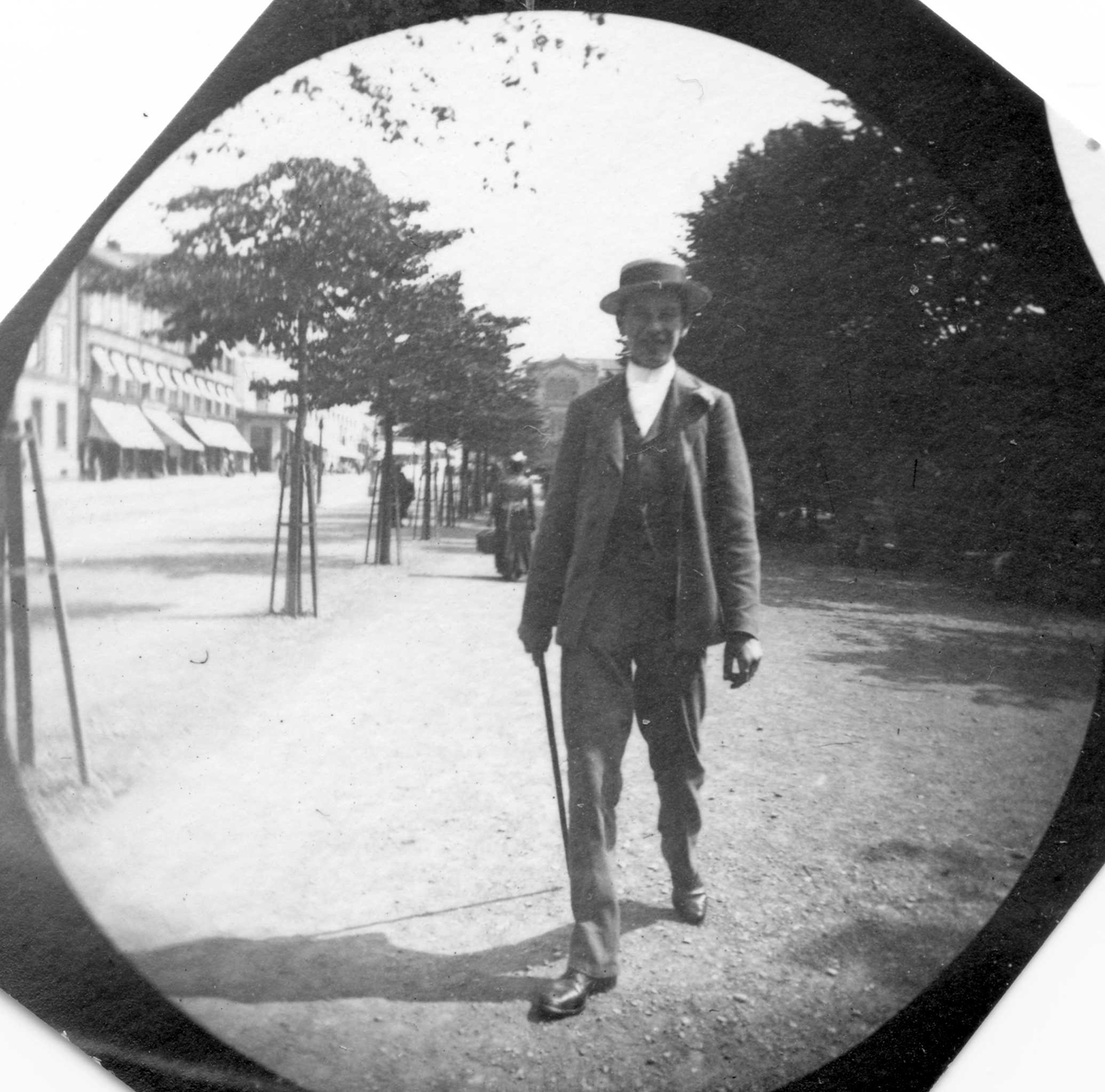 Fredrik Carl Mülertz Størmer, Jacob Sommerfelt, student fra 1892, spaserer langs Karl Johans gate, Oslo, i Studenterlunden.