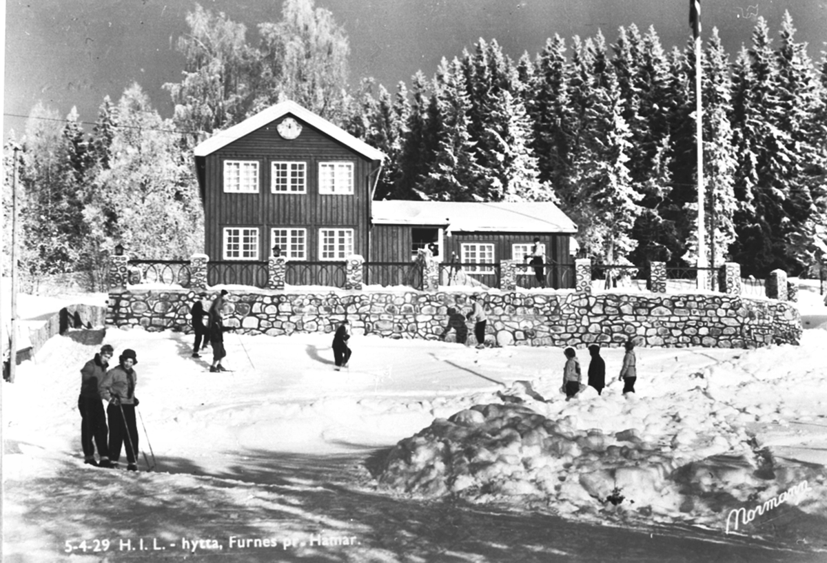 Anno Domkirkeodden, Hamar idrettslag sin hytte i Furnes, Vinter, folk på ski, flagg.