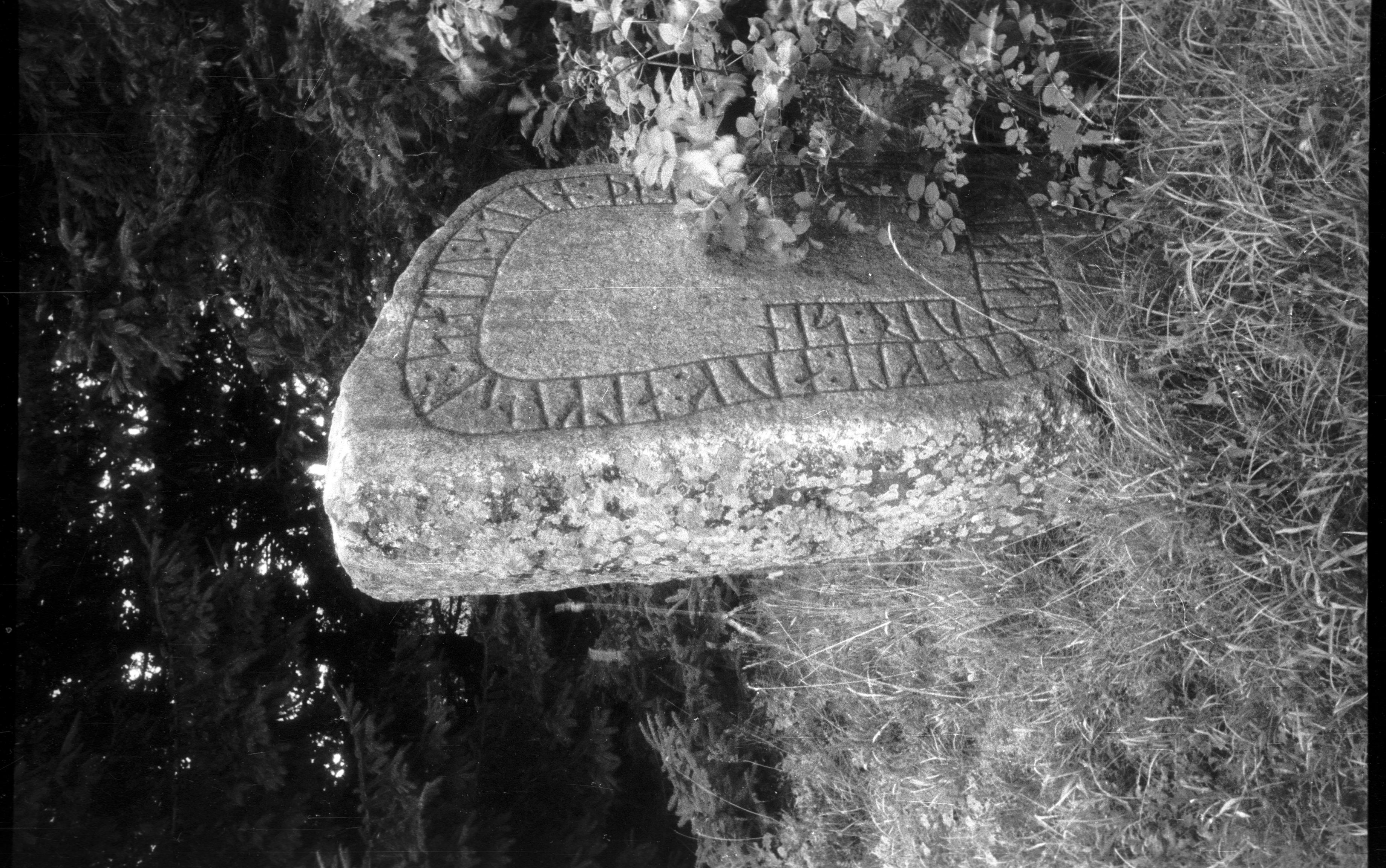Berit Wallenberg, Vg45 Skalunda, kyrkogården