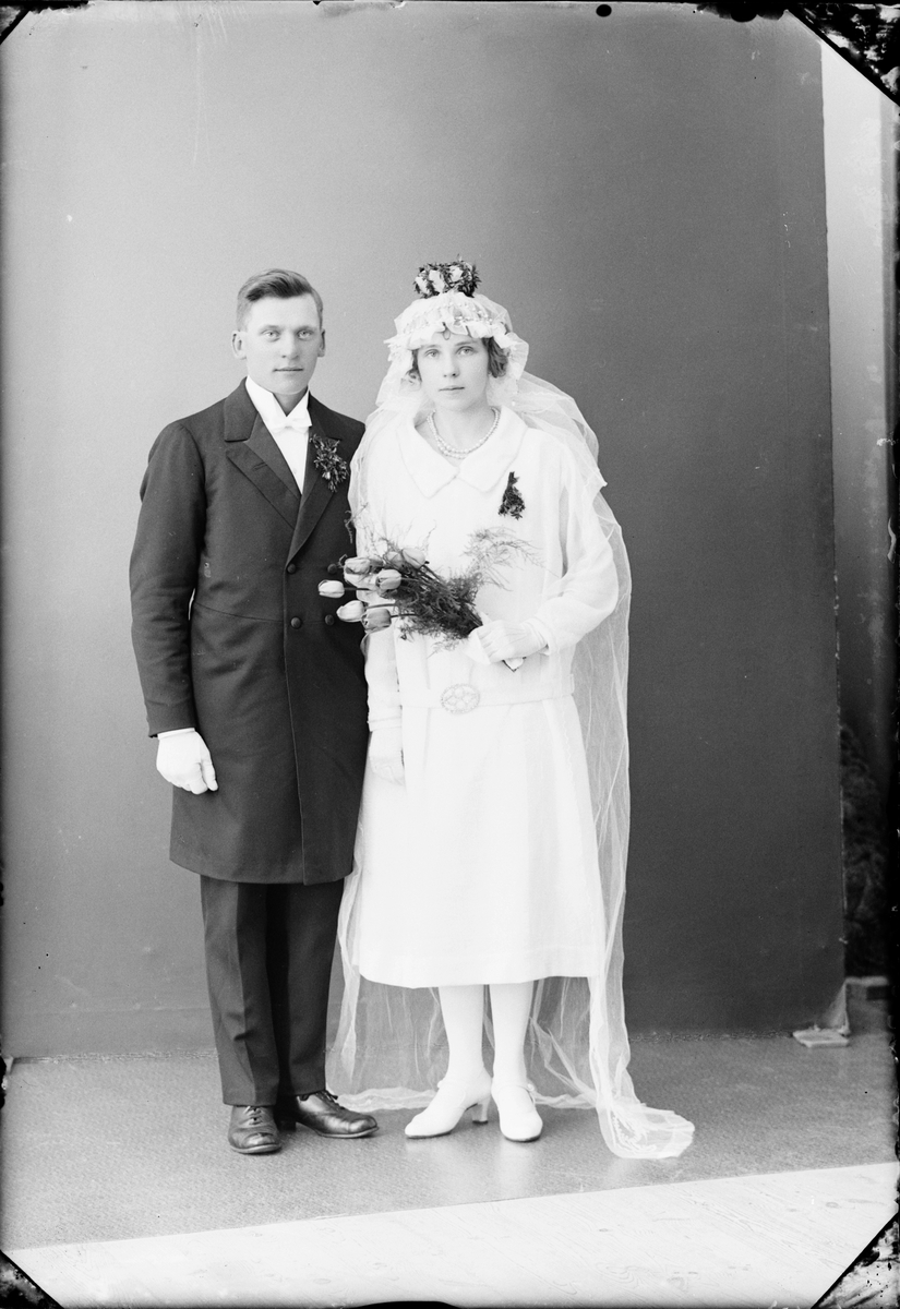 Skötsner-Edhlund, Brudparet Eriksson från Karlberg, Harg socken, Uppland 1927
