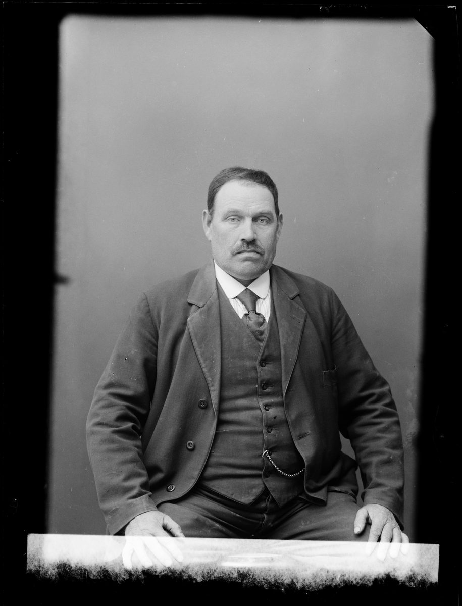 Skötsner-Edhlund, Ateljéporträtt - Bernt Olsson från Knäppelsgärde, Uppland