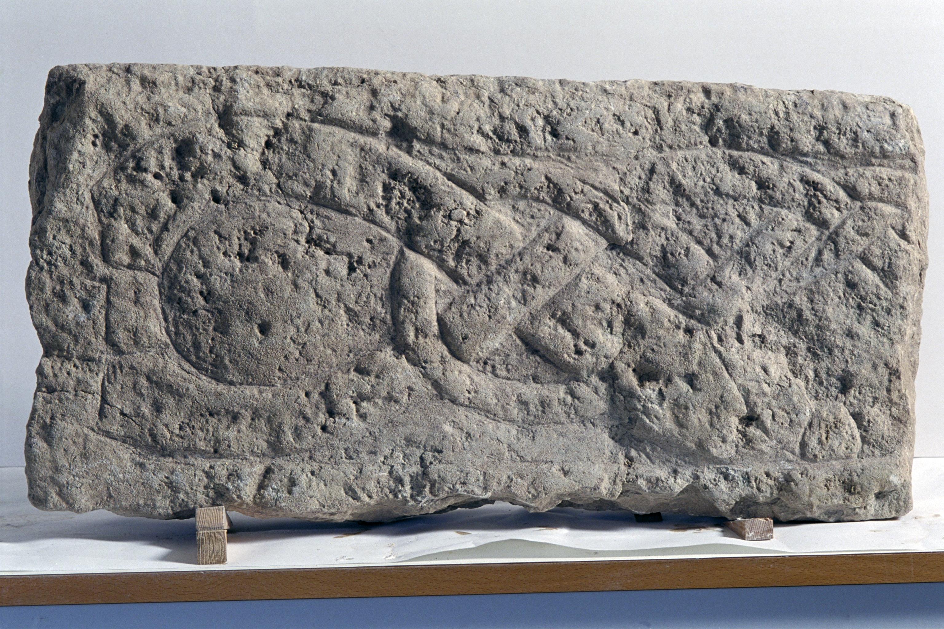 Bengt A Lundberg, ÖgNf2000 Klosterstad fragment med runor