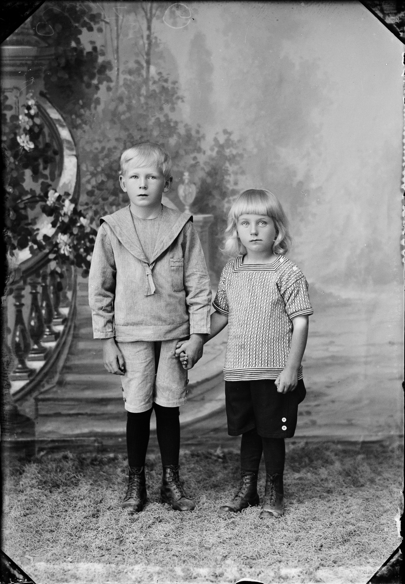 Skötsner-Edhlund, Barnporträtt - två pojkar, Östhammar, Uppland