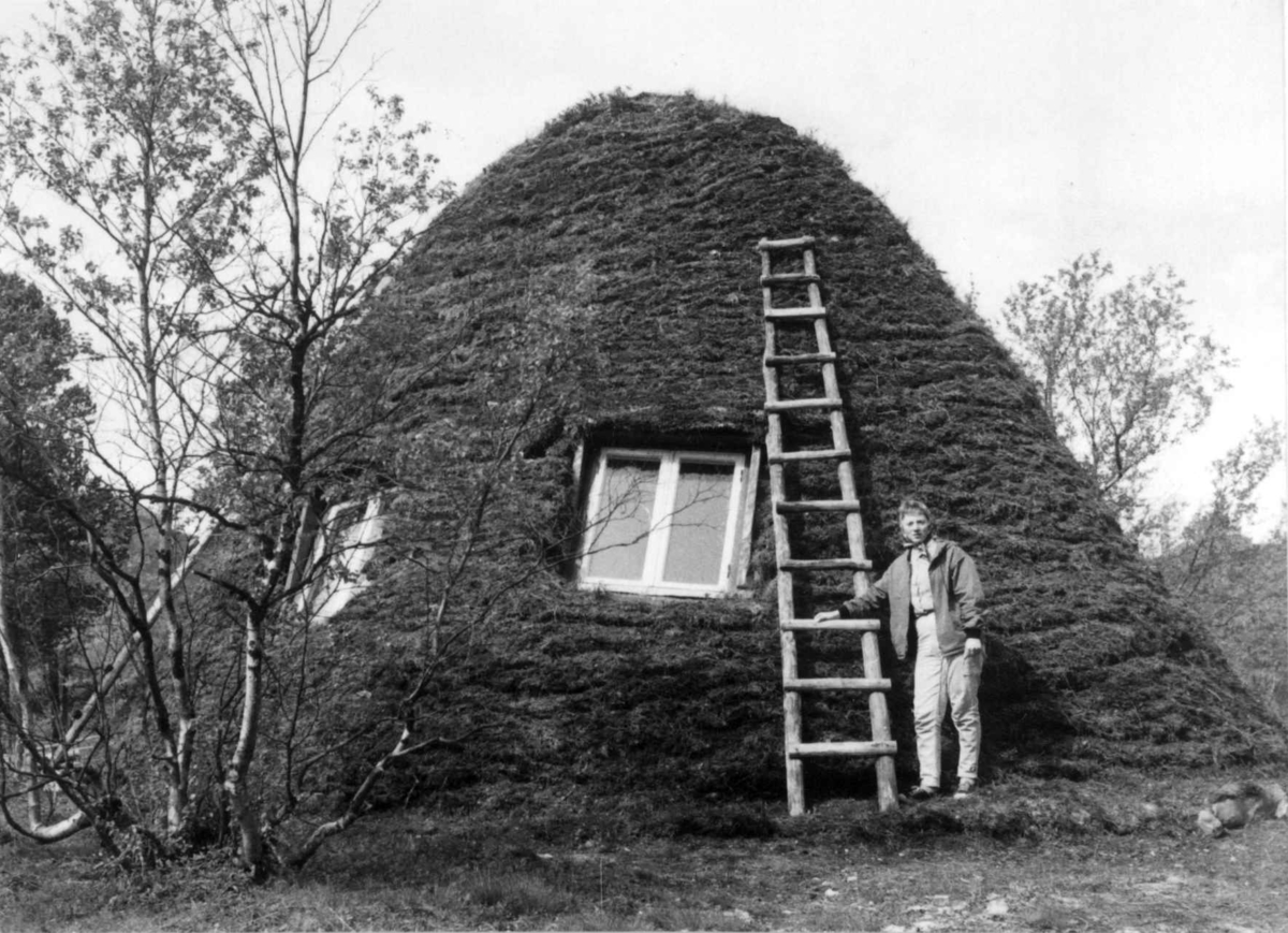 Virginia Raymond Davidson, Gamme-kirke, en person står ved veggstigen. Saltoluokta 1959.