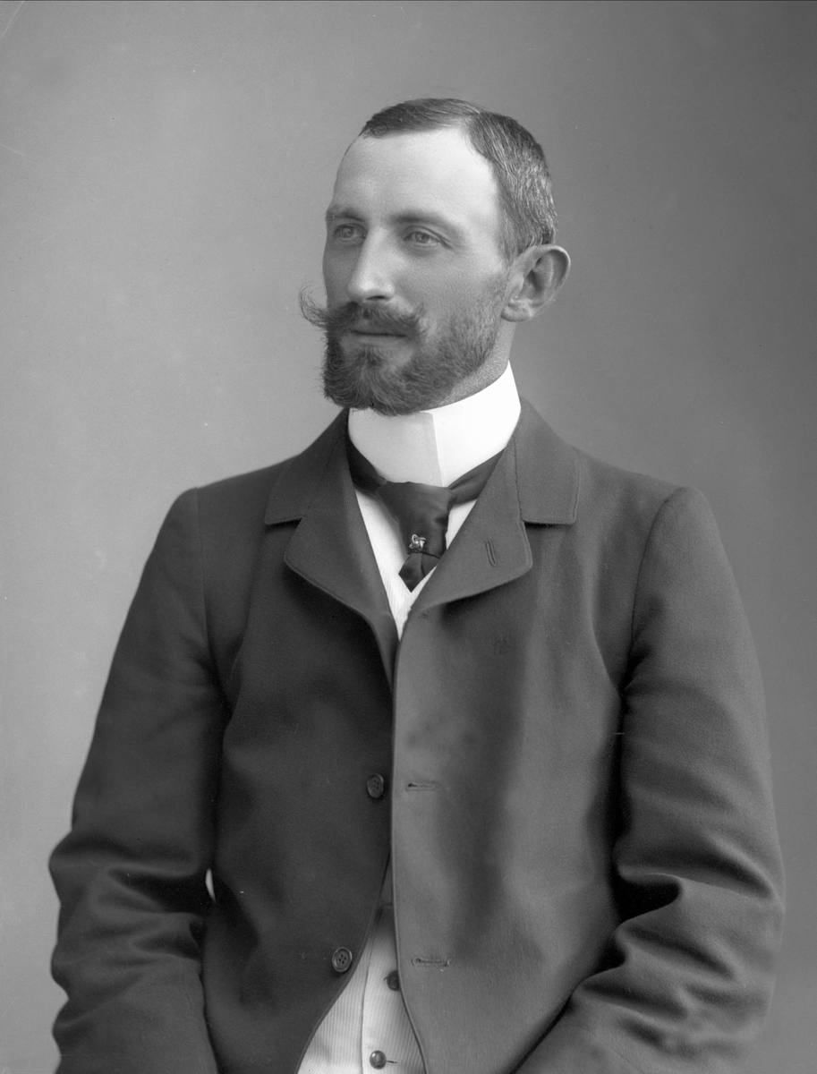 Gustav Borgen, Portrett, mann i offisersuniform, handelsflåten. Herr Peronard.