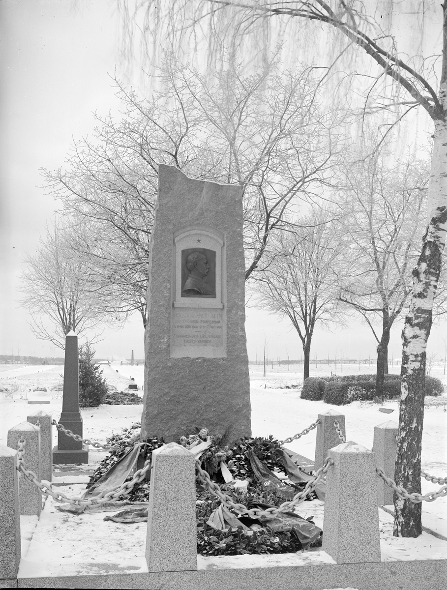 Henri Osti's Fotografiateliér, Oscar Alins grav, Uppsala gamla kyrkogård, Uppsala före 1914