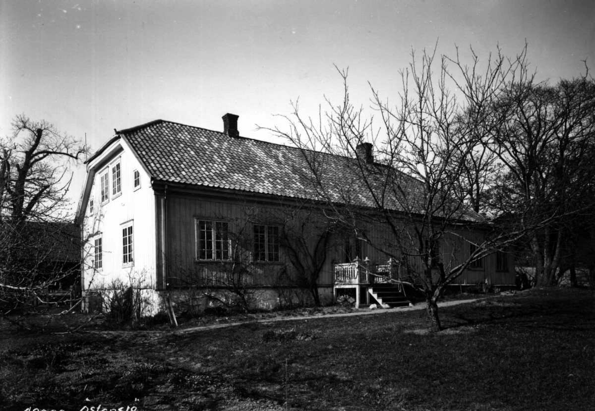 Anders Beer Wilse, Østensjø gård, Oslo, Østre Aker Våningshuset sett fra hagen.