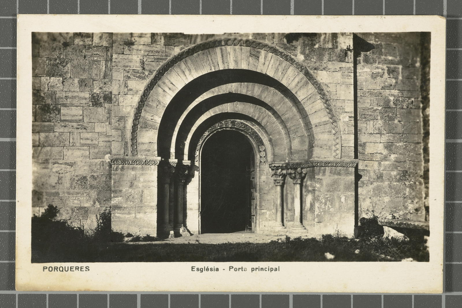 Desconegut, Porqueres. Església - Porta principal