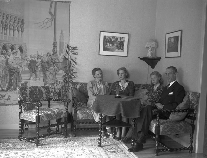 Selma Sahlberg, Text som medföljde bilden: "1944. 22. Familjen V. Lundberg C., D., f. dubletter." Tjänsteman vid Munkedals AB. Valter Lindeberg. Yngsta dottern Barbro, Äldsta dottern Kerstin och hustrun Gulli. "Notera efternamnet Lindeberg".