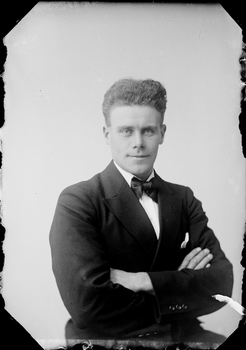 Skötsner-Edhlund, Ateljéporträtt - Uno Bauman från Västra Tvärnö, Harg socken, Uppland 1923