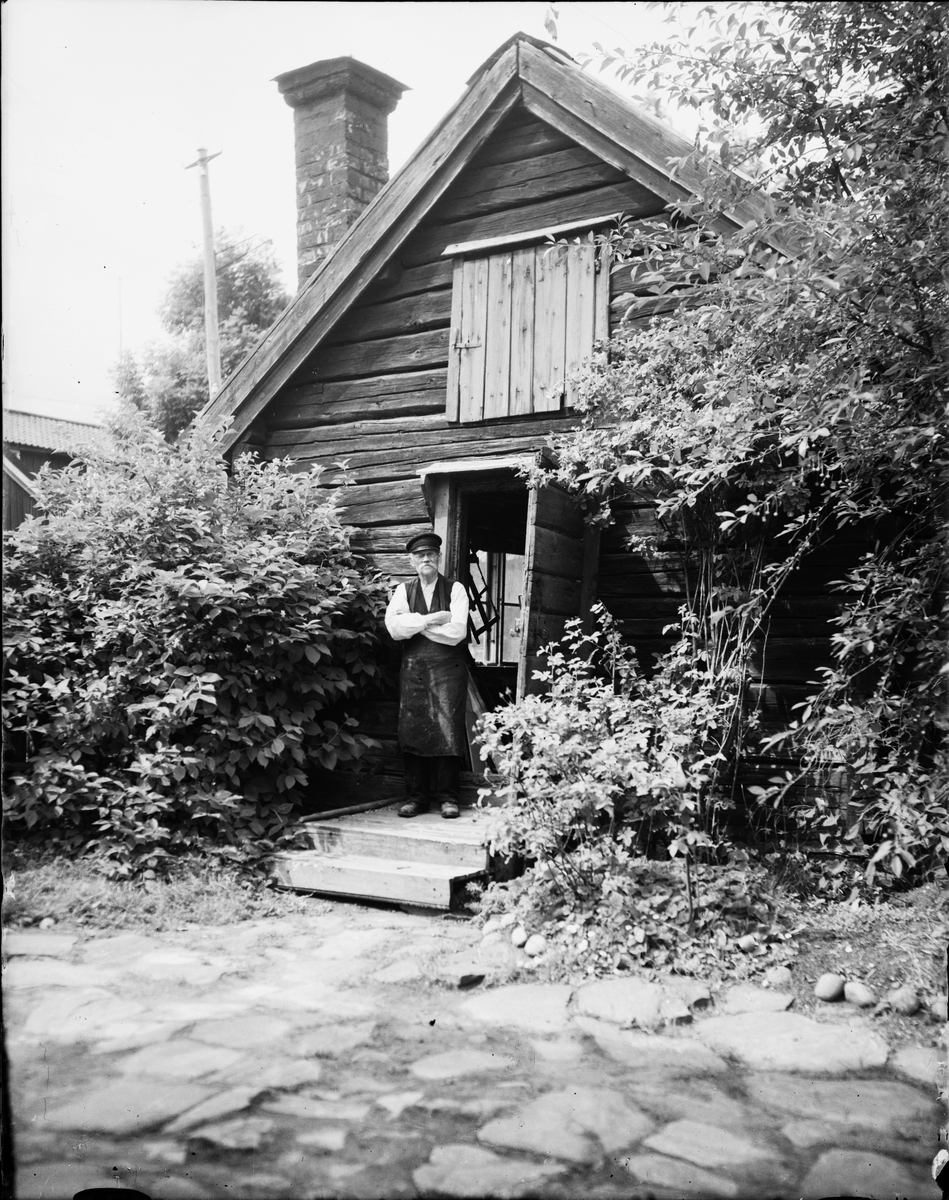 Skötsner-Edhlund, Svarvare Holm utanför sin verkstad, Östhammar, Uppland