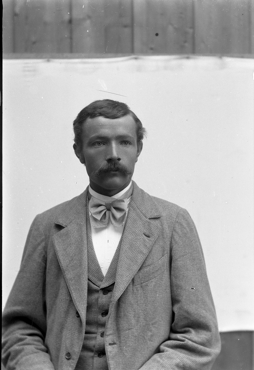 Jakob Jakobsen Engerdal, Mann m/bart og lys dress.