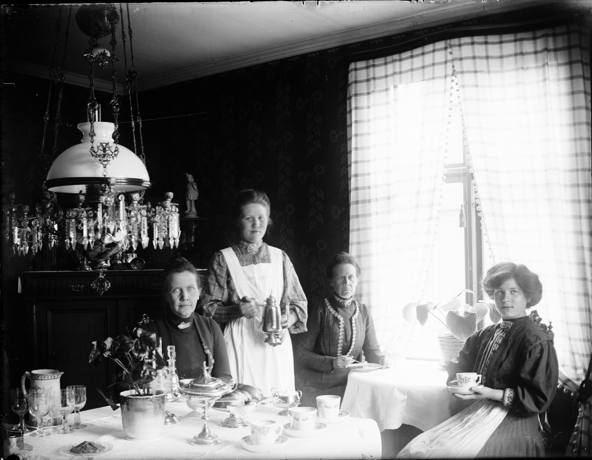 Skötsner-Edhlund, Ruth serverar kaffe i salen i bostaden, kvarteret Guldskäret, Östhammar före 1912