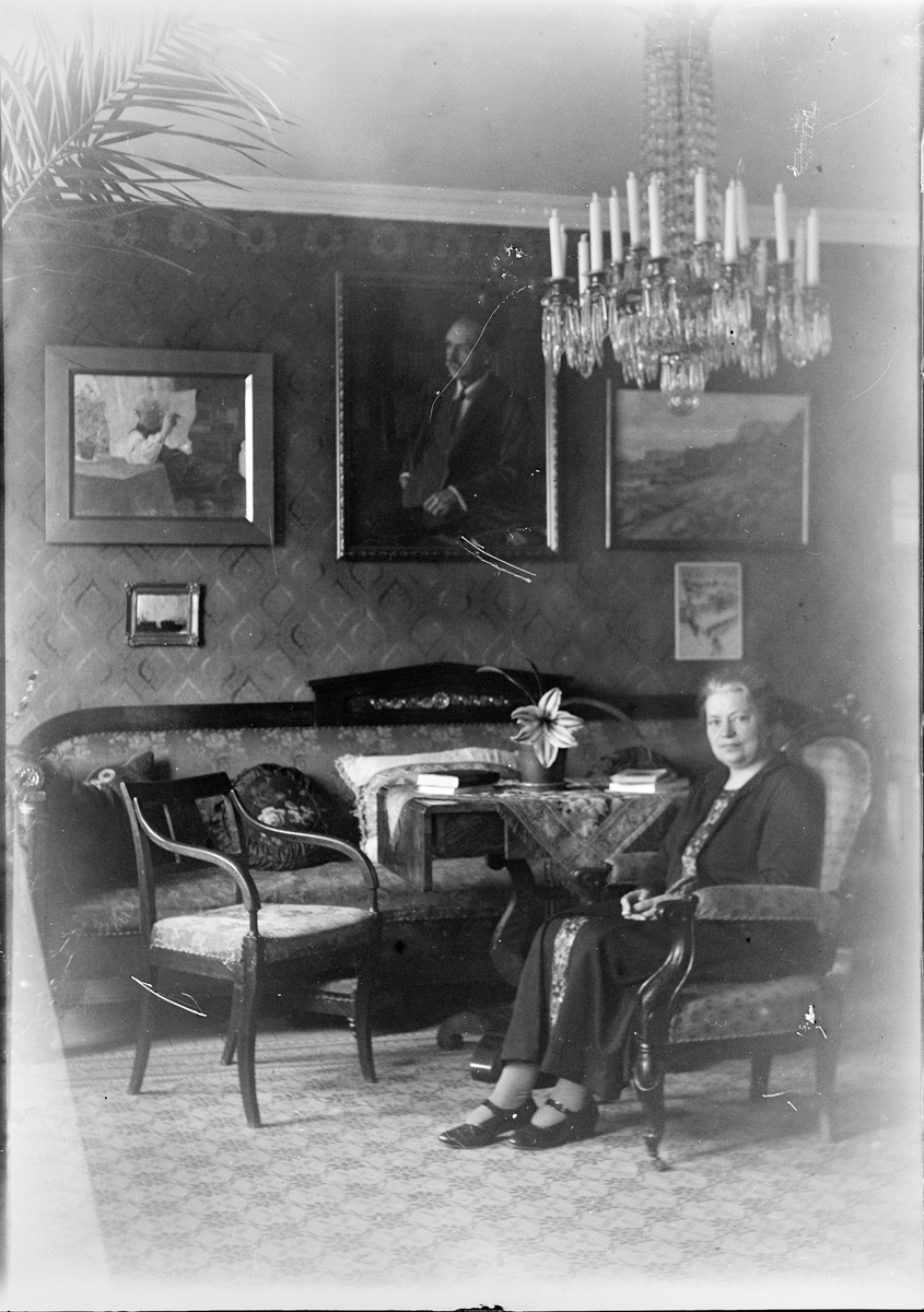 Okänd,, Christiane Liljefors sitter i stol, sannolikt i hemmet, Gävle 1900-tal