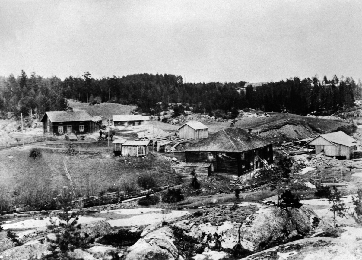 Anno Domkirkeodden, Klevfoss, Ådalsbruk, Løten. Gammelhuset. Kvern og sagbruk. Solgt i 1888 til et selskap som anla A/S Klevfos Cellulose og Papirfabrik. "Gammelhuset ved Svartelva på den tiden da A/S Klevfos ble anlagt. Møllerboligen ligger bakenfor t. v.. T. h. går bygdevegen, dengang langs elva, oppover "Gammmelbak…