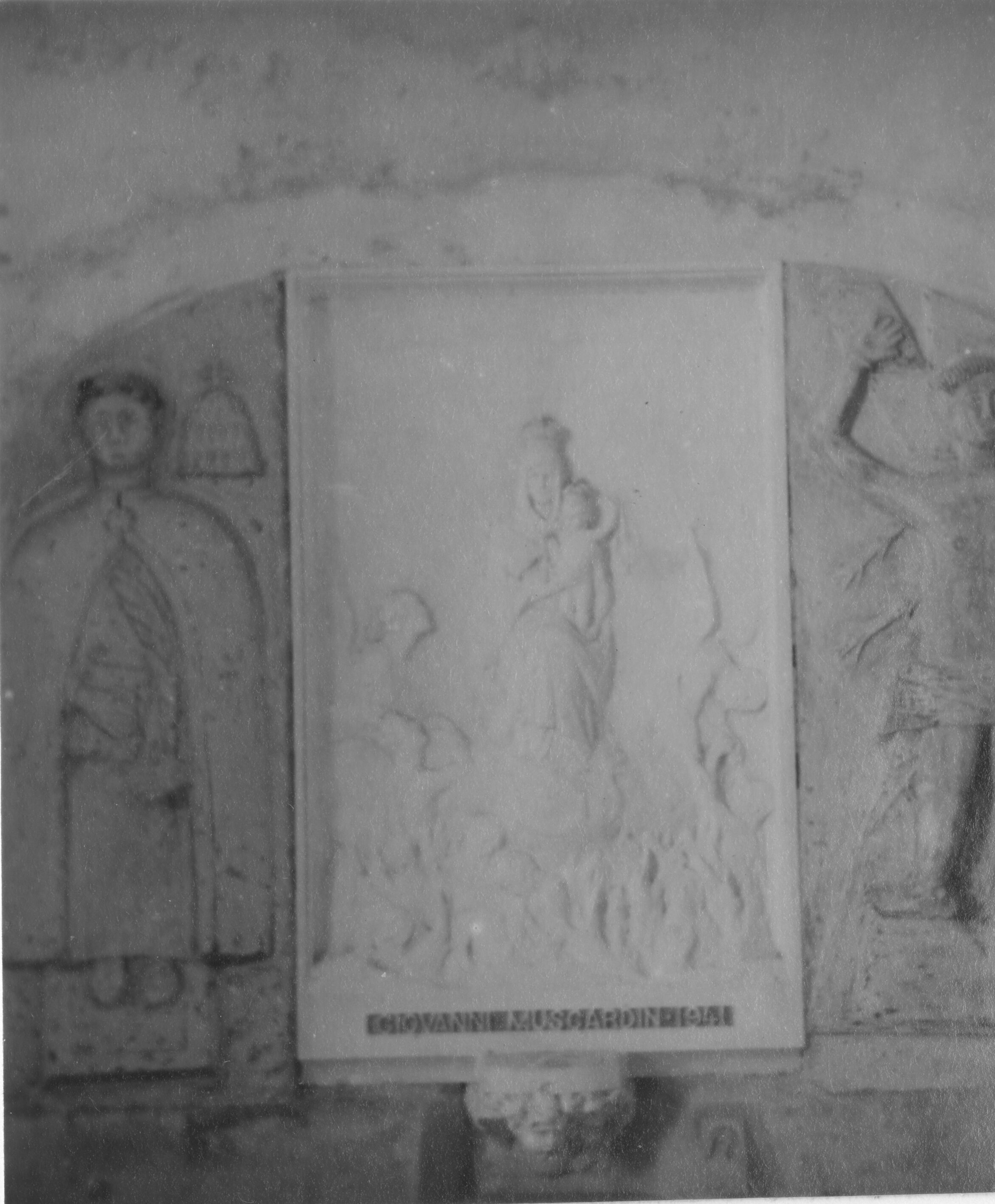 Branko Fučić, Dragozetići, (Cres), Župna crkva Uznesenja Blažene Djevice Marije, detalj: reljef Madone, naručitelja Giovanni Muscardina, iz 1941. godine; postrance kameni dijelovi baroknog oltara – reljef s ostacima originalne polikromije sv. Pape i sv. Sebastijana