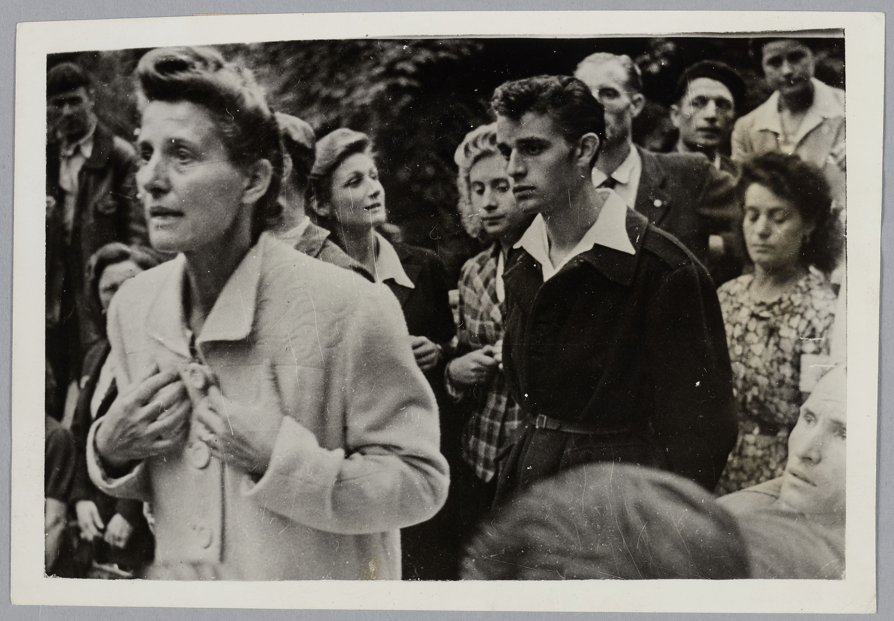 United States Army Signal Corps, Femme accusée de collaboration plaidant sa cause auprès de résistants devant le perron du Château de la Pièce d'Eau