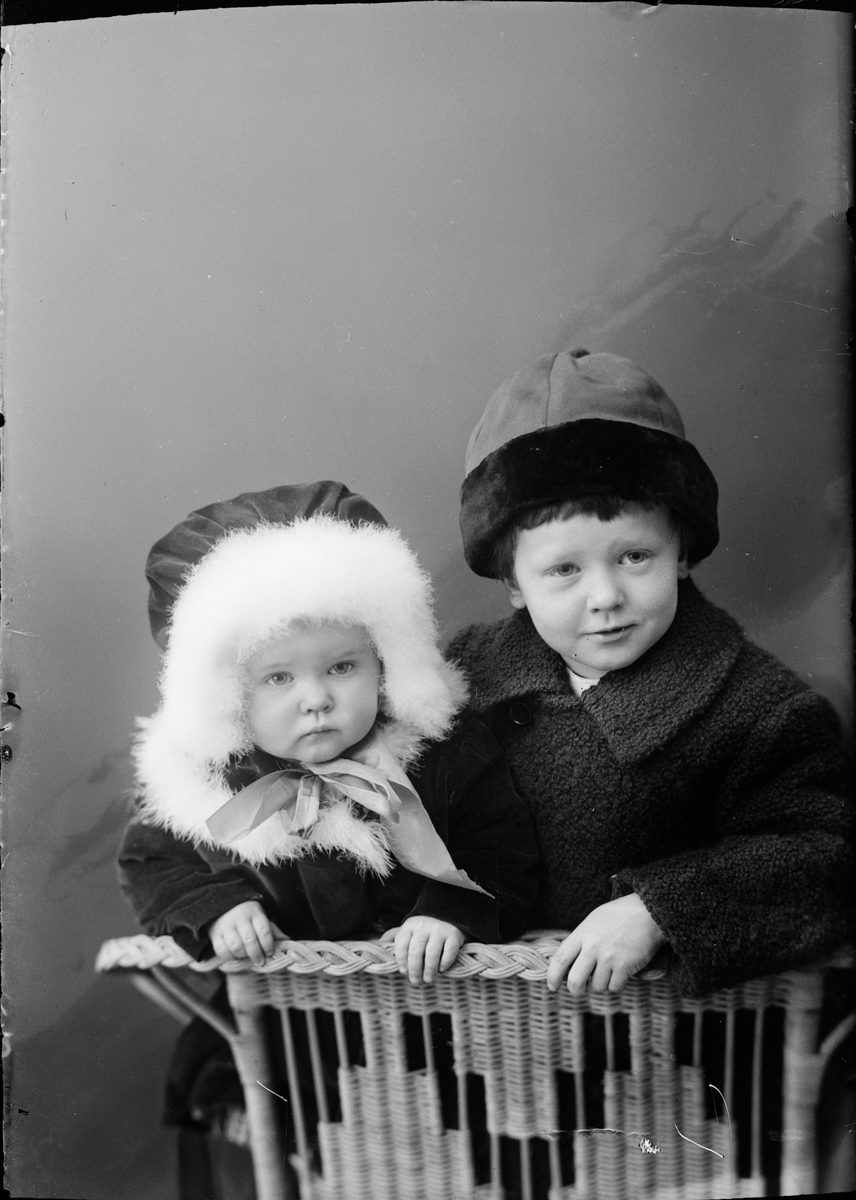 Skötsner-Edhlund, Ateljéporträtt - pojke och flicka, Östhammar, Uppland
