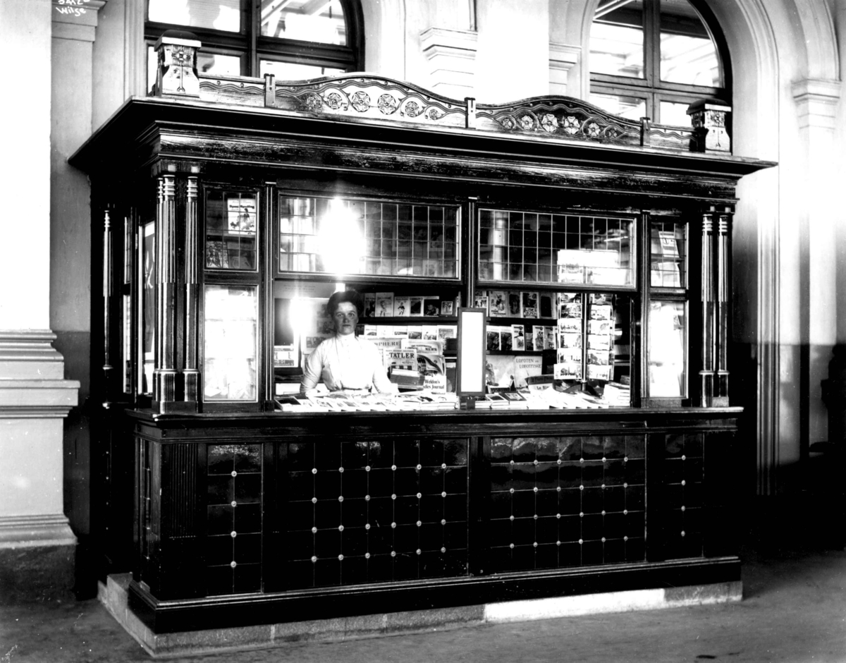 Anders Beer Wilse, Narvesen kiosk, Østbanen, Oslo 1911.