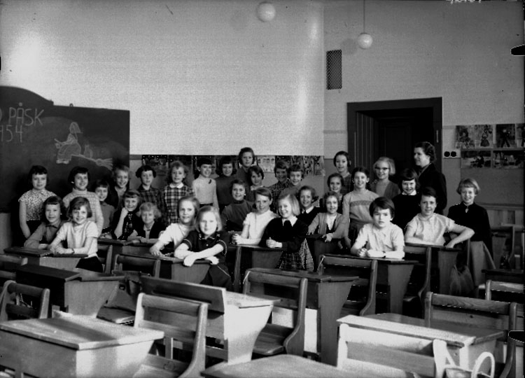 Sven Lindskog, Olaus Petriskolan, classroom interior, 30 girls with teacher wife Kerstin Björklund Class 4b, Room 2.