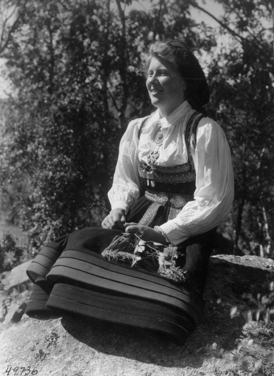 Anders Beer Wilse, Wilse original,Kvinnedrakt, Sigrid Viken