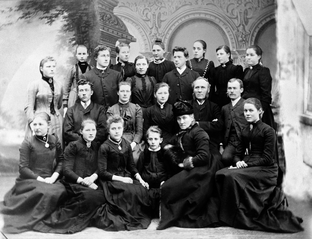 Anno Domkirkeodden, GRUPPE, 21 PERSONER, LÆRER O. ARVESEN, SAGATUN FOLKEHØGSKOLEBakerste rekke nr. 2 fra h. Anna Ødegaard f. 1875, Vaaleødegården, Stange