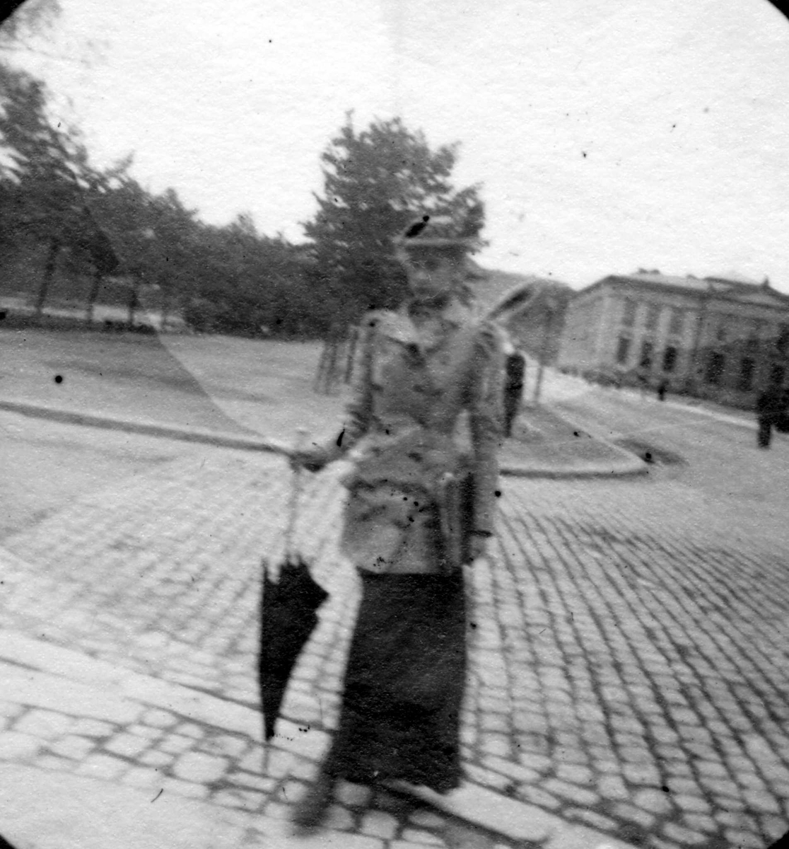 Fredrik Carl Mülertz Størmer, Frk. Anita Jachelln, til venstre, og frk. Sørbøe, til høyre, spaserer langs Karl Johan.