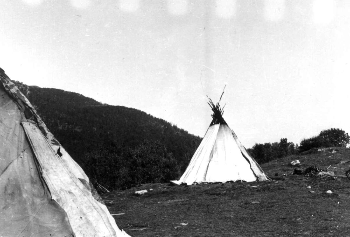 Anna Grostøl, Sameleir med telt. Lyngen, Troms 1947.