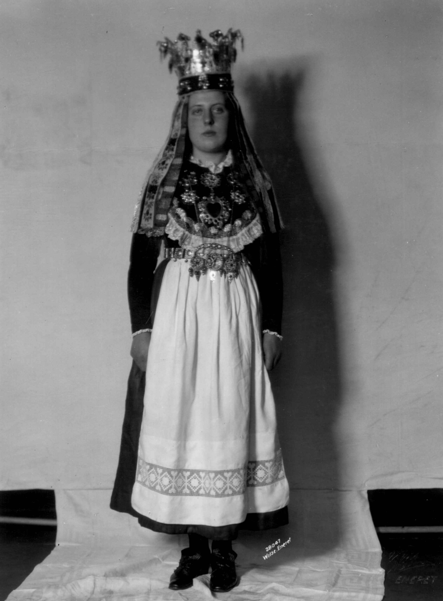 Anders Beer Wilse, Brudedrakt, Sogn og Fjordane.
