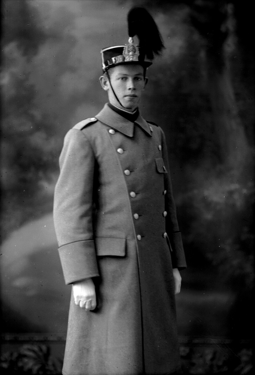 Gustav Borgen, Portrett, mann i kadettuniform.