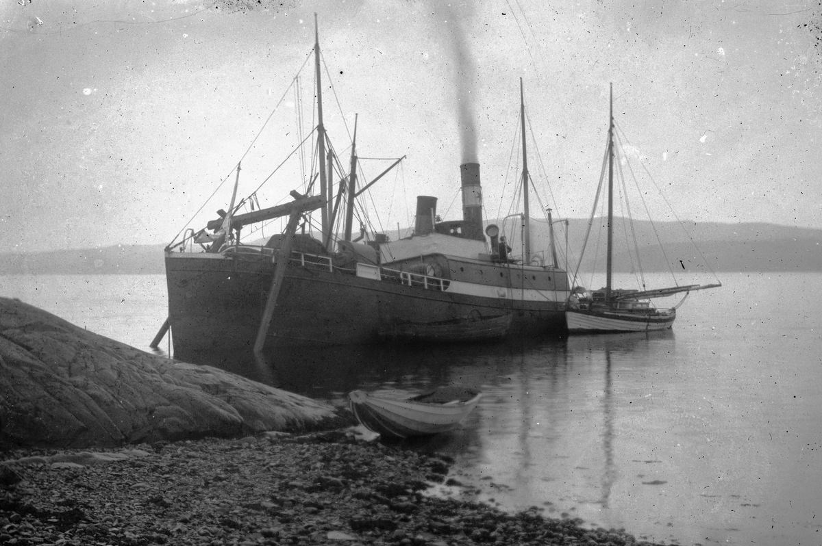 Hans Emil Erichsen, Dampbåt, robåt og seilbåt. Ukjent sted men det er trolig i Drøbak. Hans Emil Erichsen's sønn Johannes Emil Erichsen f.1884 ble gift med kunstneren Ludvig Skramstad sin datter Karen f.1889. Ludvig Skramstad bodde i Drøbak fra 1886.