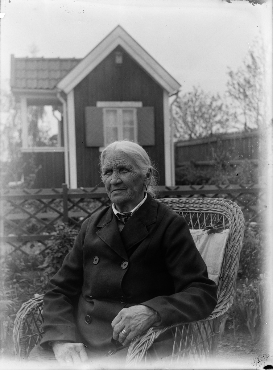 Josef Ärnström, Nora Ärnströms mor Anna Selldin, sannolikt vid familjen Ärnströms kolonilott, nuvarande kvarteret Luthagsstranden, Luthagen, Uppsala