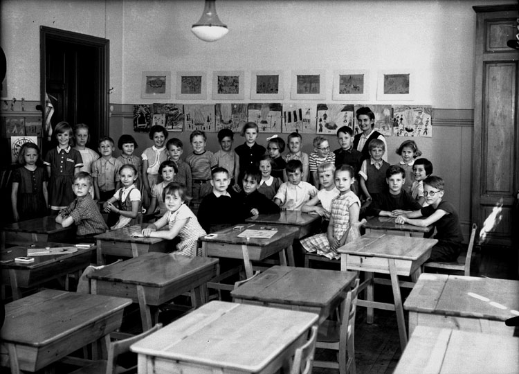 Sven Lindskog, Marsfältets skola, klassrumsinteriör, 29 skolbarn med lärarinna fru Elsa Thyr. Klass 2g, sal 1. Eleven i mitten på bilden, med mörkt hår hette Mats Johansson (ändrade senare namn till Mats Lindman). Andra elever som är med på bilden: Katarina Helleday, Kerstin Kullendorf, Rolf Israelsson, Erik Atte…