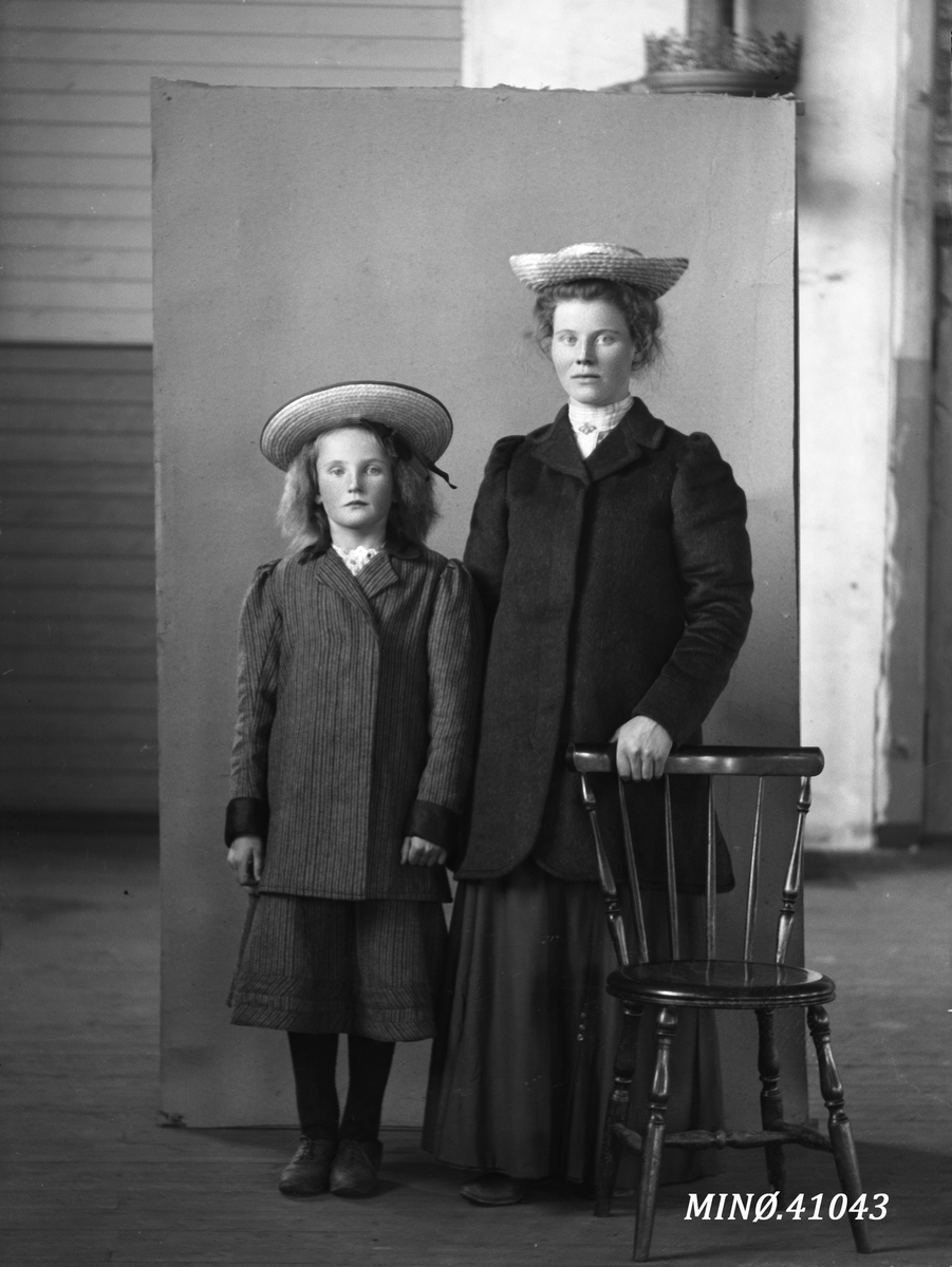 Oscar Holte, Portrett av jente og kvinne. Kvinnen er Ragnhild Brandplass