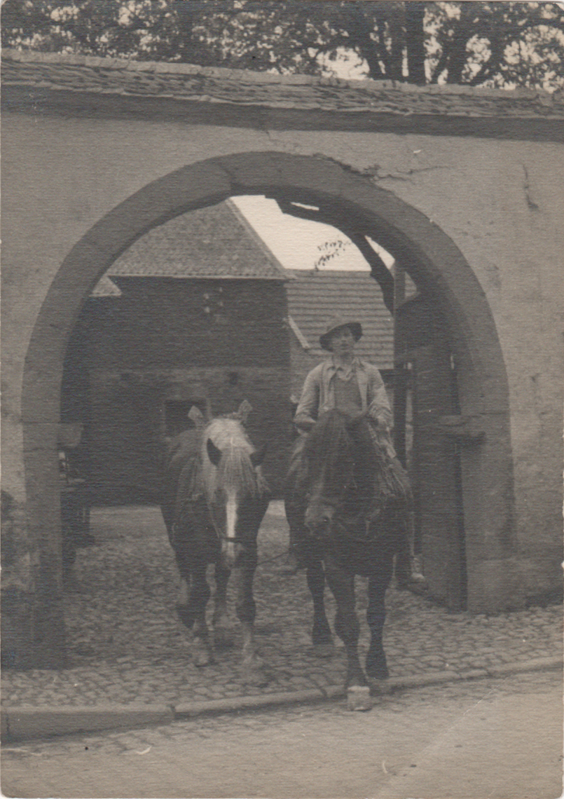 Unknown artist, Reiter mit Zusatzpferd reitet durch Toreinfahrt