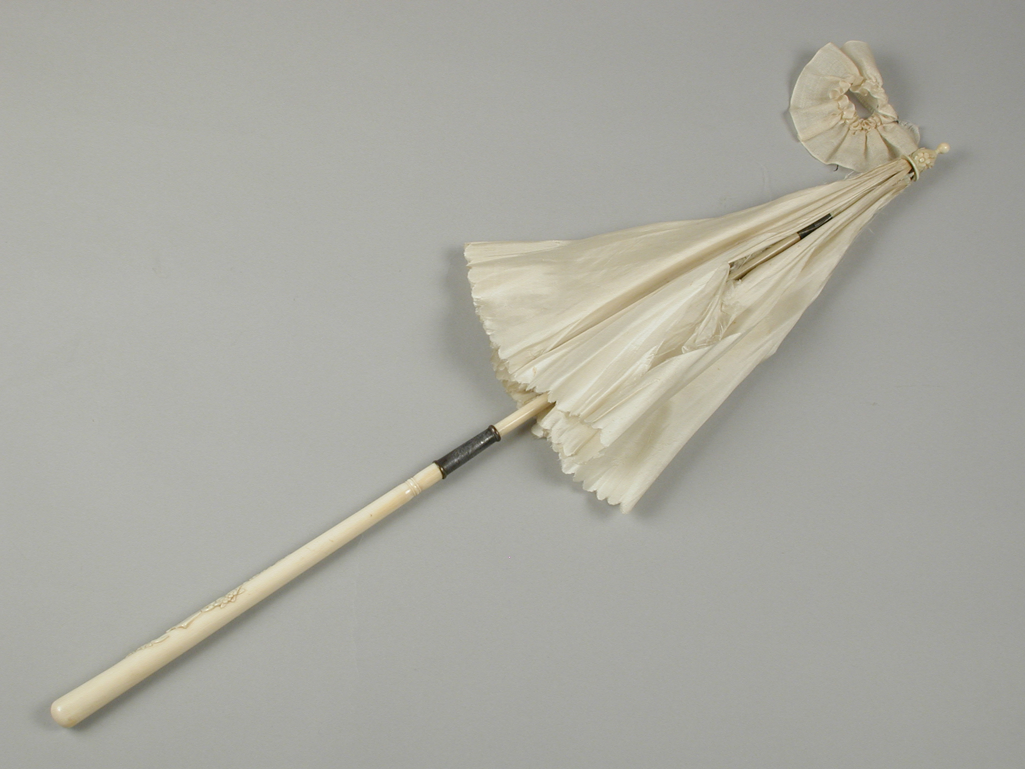 Unknown artist, Kleine rijtuigparasol met bekleding van witte zijde, zwarte, metalen baleinen, bewerkte, ivoren steel