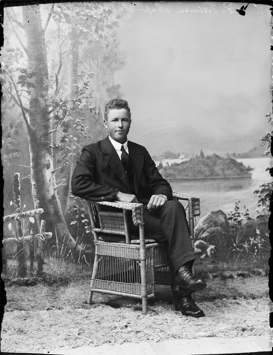 Skötsner-Edhlund, Ateljéporträtt - Eskil Tillman från Aspö, Börstil socken, Uppland